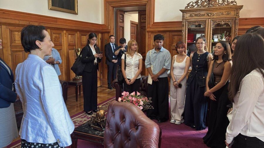 Presidenta de la Corte Suprema, Gloria Ana Chevesich junto a alumnos de Derecho