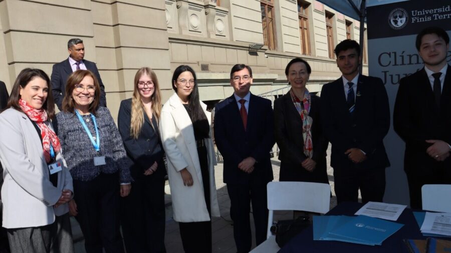 Ministra Gloria Ana Chevesich, presidenta de la Corte Suprema, junto a la Cl&iacute;nica Jur&iacute;dica de la Facultad de Derecho U. Finis Terrae