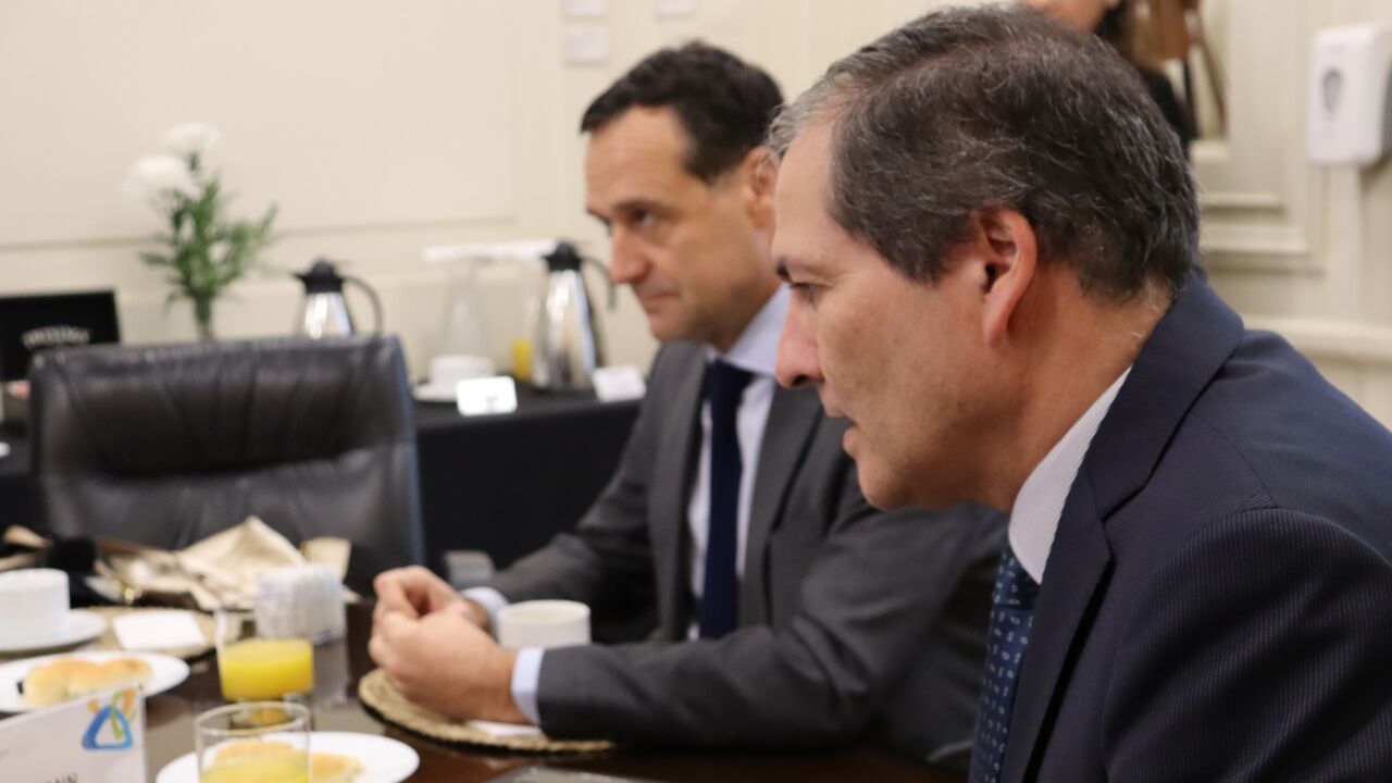 Rector Juan Eduardo Vargas y decano Ricardo Jungmann participan en sesi&oacute;n de Advisory Group de Alliance for Integrity en la Universidad Finis Terrae