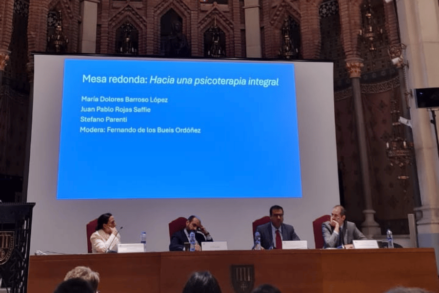 Académico de la Escuela de Psicología participa como expositor en congreso internacional sobre psicoterapia y espiritualidad en Barcelona