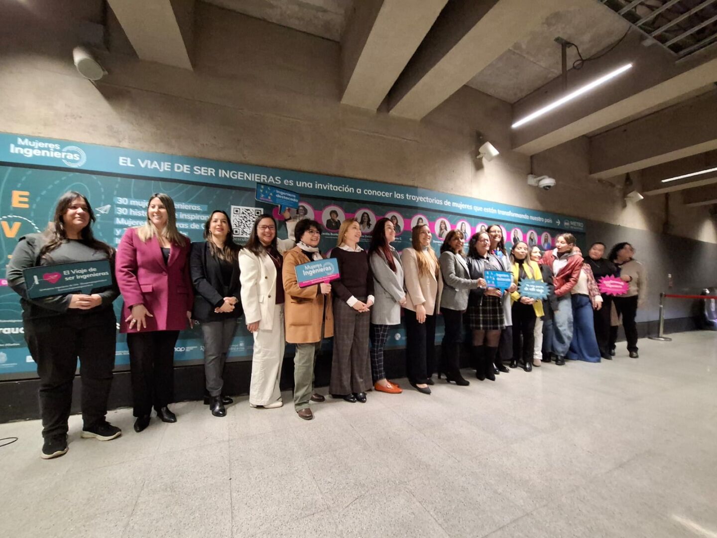 Metro de Santiago inaugura mural que reconoce a las ingenieras destacadas de “El Viaje de Ser Ingenieras 2026”