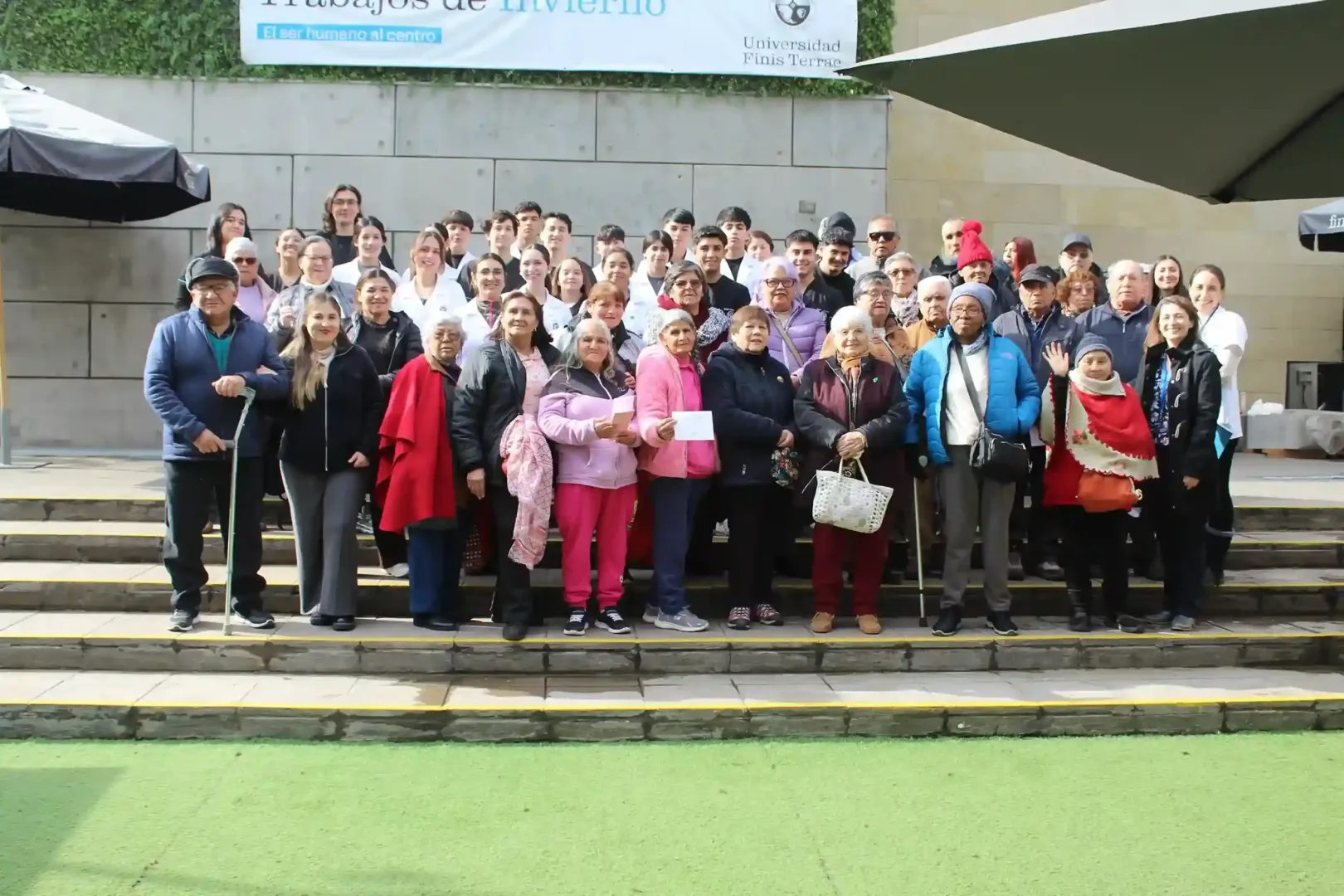 Adultos mayores de Curacaví participan de Feria de la Salud