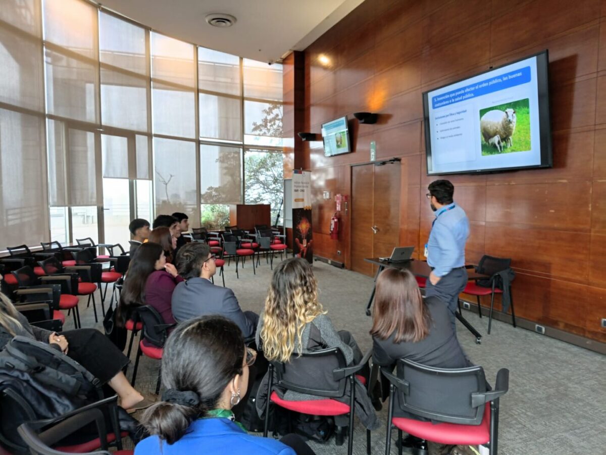 Estudiantes de Derecho visitaron las oficinas de INAPI para abordar la propiedad intelectual e industrial.