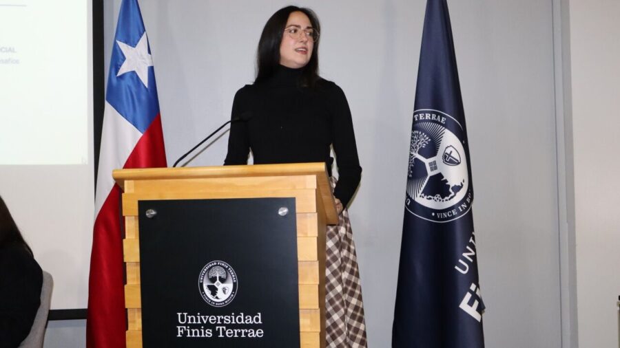 Alumna, María Ignacia Quezada, moderadora del seminario Mujer, justicia penal con perspectiva de género.