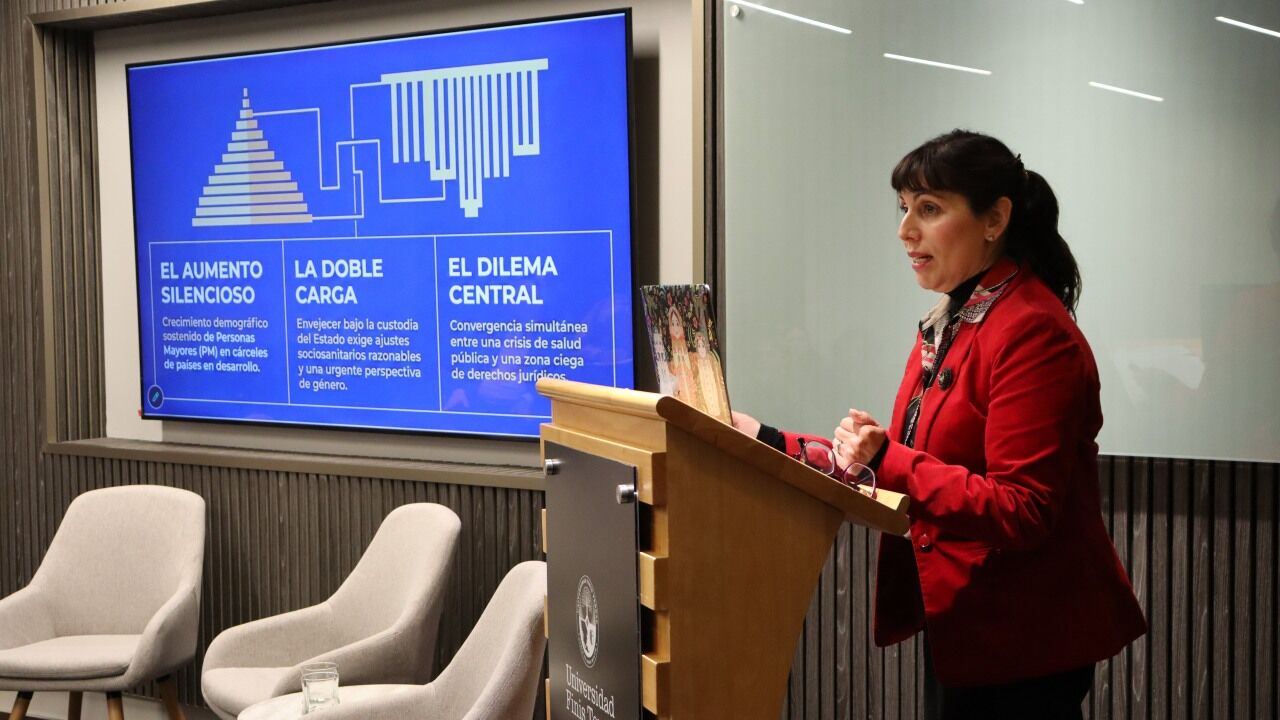La profesora Ángela Arenas abordó la situación humanitaria de los adultos mayores que forman parte de la población penal