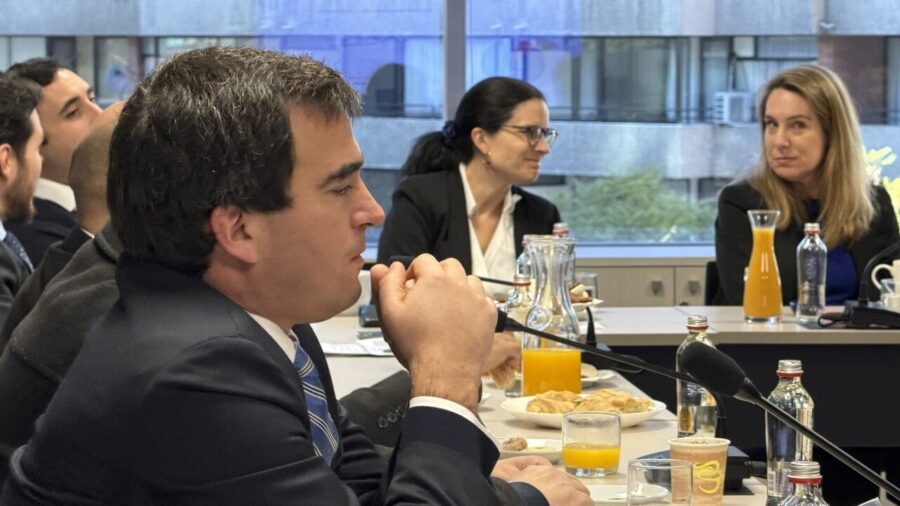 Profesor de la Facultad de Derecho U. Finis Terrae, Jorge Baraona, visita el CAM Santiago