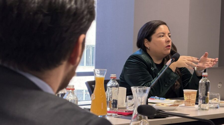 Subdirectora ejecutiva del CAM Santiago, Laura Aguilera, en visita de profesores de la Facultad de Derecho U. Finis Terrae.