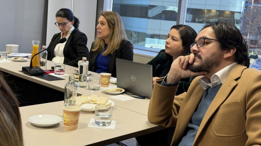 Autoridades del CAM Santiago junto al director del Diplomado en Arbitraje Comercial U. Finis Terrae, Ricardo López.