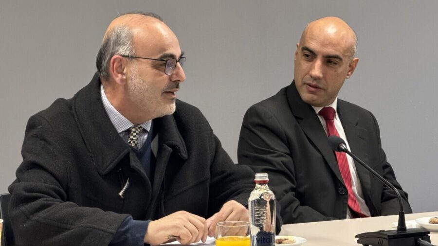 Profesores de la Facultad de Derecho U. Finis Terrae, Arturo Onfray y Carlos Vásquez, visitan el CAM Santiago