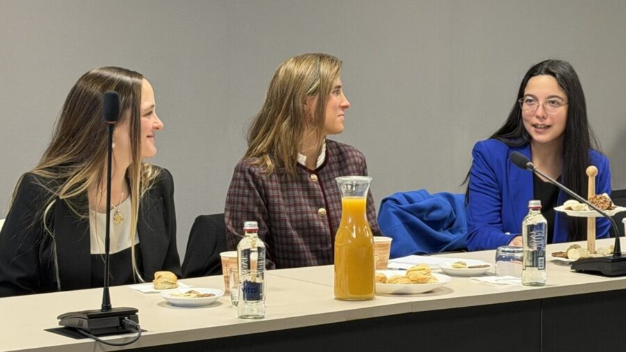 Profesoras de la Facultad de Derecho U. Finis Terrae, Magdalena Lira, María del Pilar Juárez y Vanessa Campos, en reunión con autoridades del CAM Santiago.