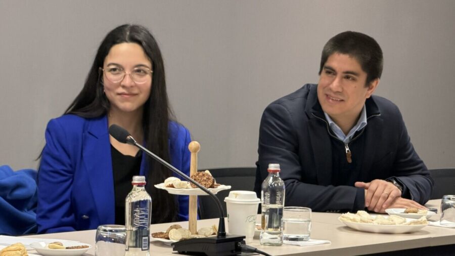 Profesores de la Facultad de Derecho U. Finis Terrae, Vanessa Campos y José Antonio Espinosa, visitan el CAM Santiago