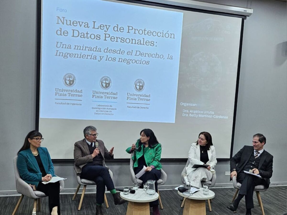Decanos U. Finis Terrae y la directora de LIACDD participaron en foro sobre la nueva Ley de Protección de Datos Personales, moderado por la profesora Betty Martínez-Cárdenas.
