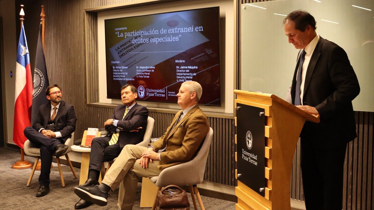 El decano de la Facultad de Derecho, Ricardo Jungmann Davies, en el lanzamiento del libro sobre delitos especiales.