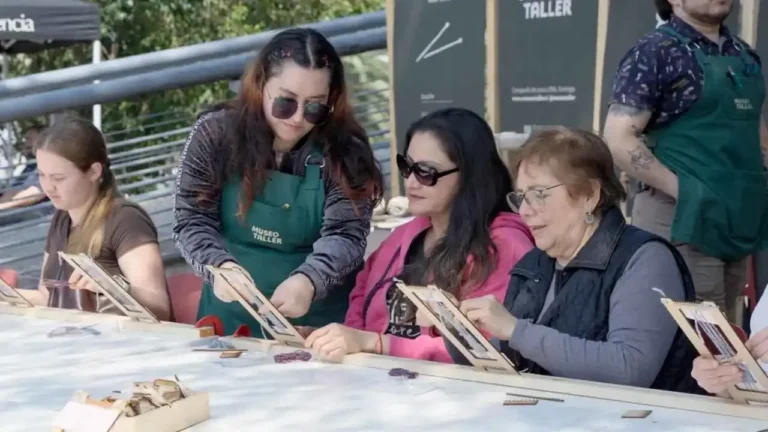«La Mesa a la Plaza» reunió a cientos de vecinos de Providencia en una jornada de arte y reparación textil